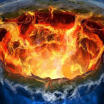 Огненный кратер на фантастическом пейзаже, окружённый водой и пылающим светом.