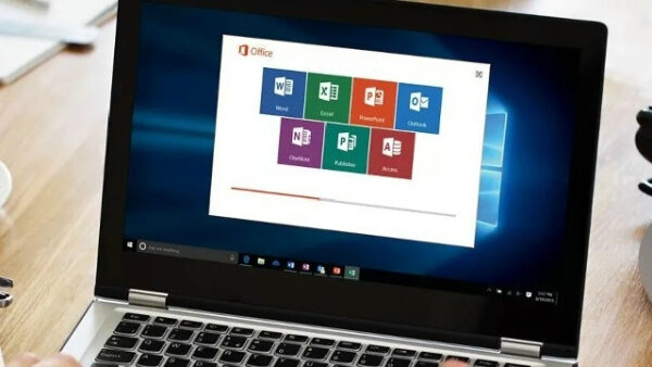 Ноутбук с установленным Microsoft Office под Windows 10, программы Word, Excel, PowerPoint.