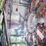 Акселератор частиц в лаборатории, окружённый сложными кабелями и оборудованием.