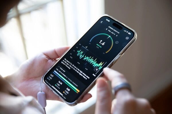 В сфере медицинских технологий понятие «благополучие» словно теряет всякий смысл. 3 Крупный план человека, рассматривающего функцию мониторинга уровня стресса в приложении Whoop на iPhone.