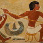 Древнеегипетская фреска: ремесленники изготавливают ювелирные изделия, сидя на табуретах.