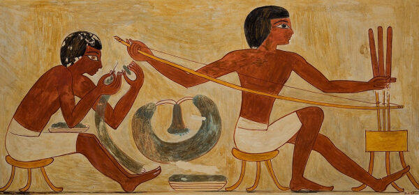 Древнеегипетская фреска: ремесленники изготавливают ювелирные изделия, сидя на табуретах.