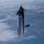 Ракета в космосе над Землёй, вид из космоса, технологическая инновация.