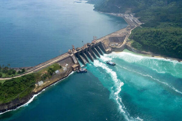 Гидроэлектростанция на реке, вид сверху, природа, плотина, водные потоки, окружающий лес.