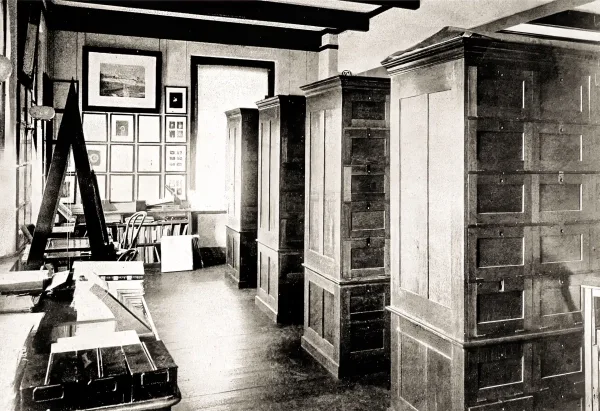 Историческая фотография университетского архива с деревянными шкафами.