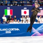 Фигурист выполняет прыжок на соревнованиях перед Олимпиадой 2026 в Милане.