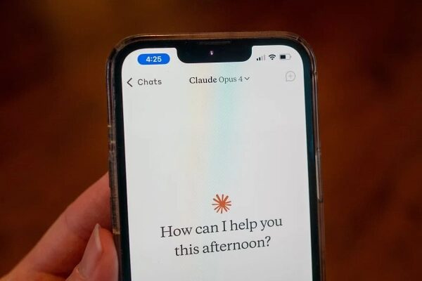 Смартфон с открытым приложением чата, экран показывает приветственное сообщение.