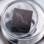 Микросхема на стекле, вид сверху, макро-фото, техника, микротехнологии.