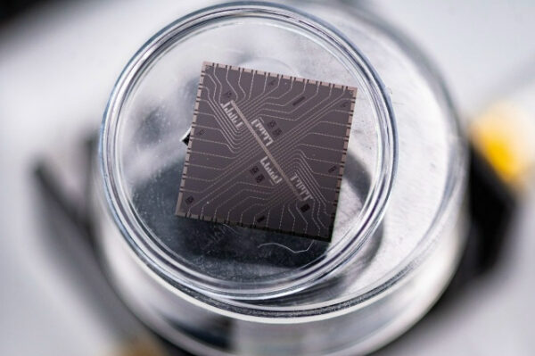 Микросхема на стекле, вид сверху, макро-фото, техника, микротехнологии.