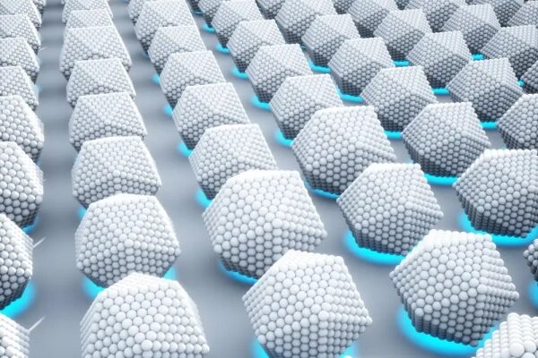 Рекордный квантовый симулятор может открыть доступ к новым материалам. 2 Ряды 3D-геометрических фигур с подсветкой, напоминающие сферические соты.