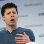 Человек в синей рубашке выступает на технологической конференции TechCrunch Disrupt.