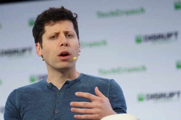 Человек в синей рубашке выступает на технологической конференции TechCrunch Disrupt.