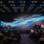 Конференция CloudxDay с участием спикеров на сцене и зрителей в зале.