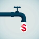 Капающий кран с каплей в виде знака доллара, символ финансовых затрат.