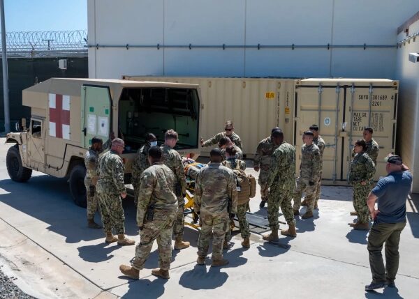 Сотрудники здравоохранения увольняются из-за командировок в Гуантанамо. 5 Военнослужащие стоят вокруг машины скорой помощи в Гуантанамо, Куба.