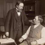 Доктор проводит осмотр пациента в викторианском кабинете с медицинскими принадлежностями.