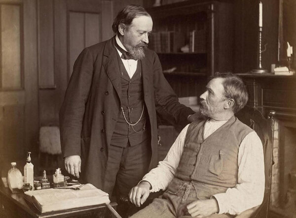 Доктор проводит осмотр пациента в викторианском кабинете с медицинскими принадлежностями.