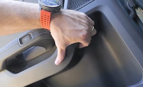 Вот как компания Rivian изменила механизм ручного открывания задней двери на модели R2. 2 40d79517f8033f13a70a7cff91f1aaf1