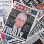 Газетные обложки с заголовками о британской королевской семье в разных изданиях.