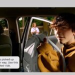 Подросток садится в машину с рюкзаком, уведомление Lyft об отслеживании поездки.