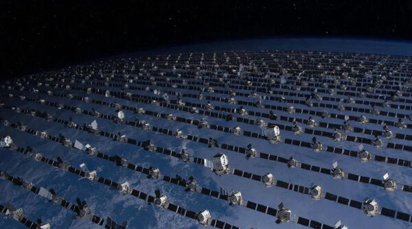 Спутники в космосе над Землей, современная орбитальная сеть связи.