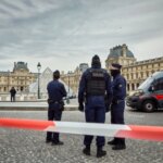 Парижская полиция уходит территорию Лувра, патруль и оцепление перед музеем.