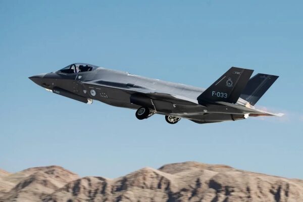 ВВС Нидерландов используют считывание мозговых волн пилотов для усложнения тренировок. 4 Истребитель F-35 в полете над горами на фоне голубого неба.