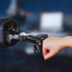 Робот и человек в рукопожатии: связь технологий и людей.