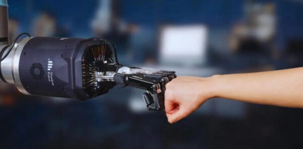 Робот и человек в рукопожатии: связь технологий и людей.