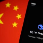 Флаг Китая и экран телефона с приложением DeepSeek, приветствующим пользователя.