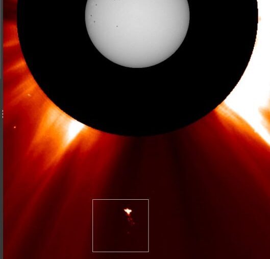 Загадочный объект запечатлели рядом с Солнцем