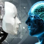 Робот и человек сразмеренным мозгом смотрят друг на друга, символизируя ИИ и человеческий разум.