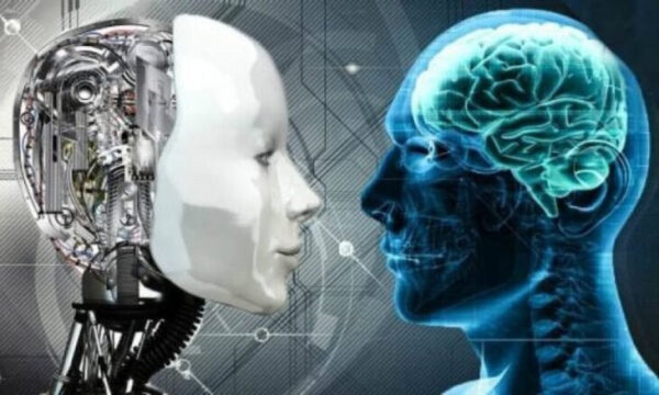 Робот и человек сразмеренным мозгом смотрят друг на друга, символизируя ИИ и человеческий разум.