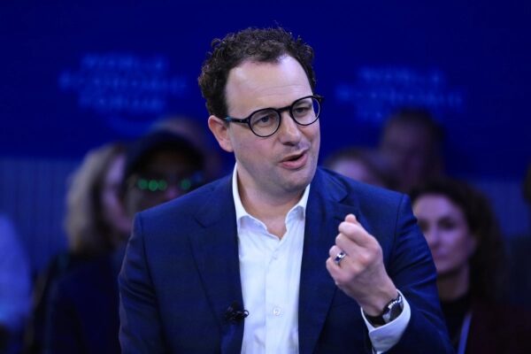 Человек в деловом костюме выступает на Всемирном экономическом форуме.