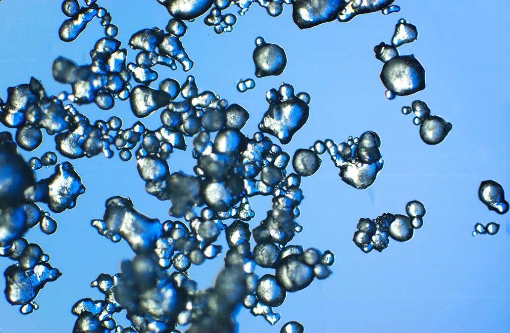 микроскопическое изображение, показывающее, что снег, сделанный машинным способом, имеет структуру, похожую на шарики