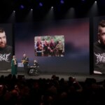 Презентация на сцене с фотопортретами мужчины и группы людей.