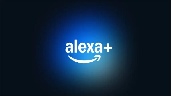 Логотип Alexa+ на синем фоне с логотипом Amazon.
