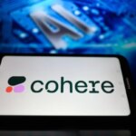 Смартфон с логотипом Cohere на фоне схемы искусственного интеллекта.