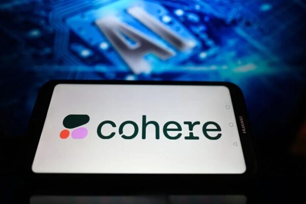 Смартфон с логотипом Cohere на фоне схемы искусственного интеллекта.