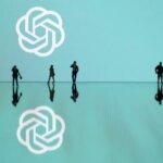 Фигуры людей на фоне логотипа с отражением на поверхности, минималистичный стиль.