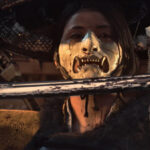 Самурай в маске держит меч перед собой, окружающая атмосфера напряженная и драматичная.