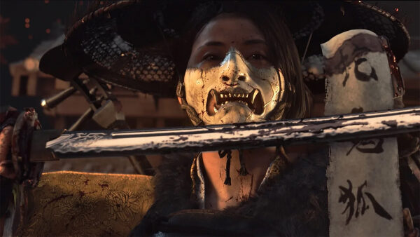 Самурай в маске держит меч перед собой, окружающая атмосфера напряженная и драматичная.