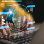 Человек за ноутбуком, работающий с анализом данных и распознаванием лиц.