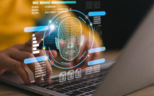 Человек за ноутбуком, работающий с анализом данных и распознаванием лиц.