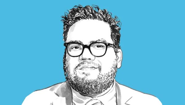 Рисованный портрет мужчины в пиджаке на голубом фоне.