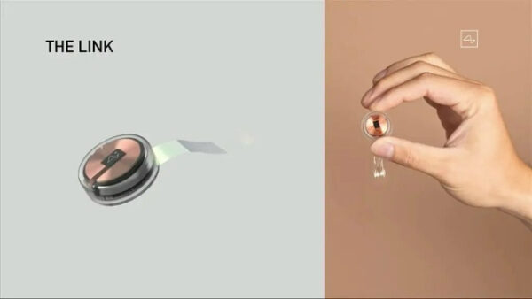 Круглое устройство Neuralink в руке, минималистичный дизайн.