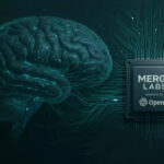 Изображение мозга рядом с микрочипом Merge Labs и логотипом OpenAI.
