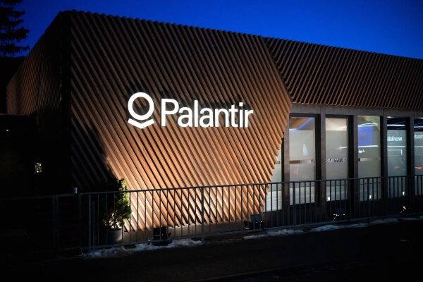 Компания Palantir, офис, вечернее освещение, современный дизайн, логотип на фасаде здания.