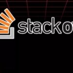 Логотип Stack Overflow на фоне падающего графика, символизирующий снижение активности.