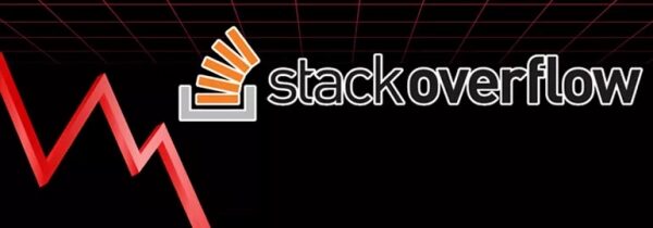 Логотип Stack Overflow на фоне падающего графика, символизирующий снижение активности.